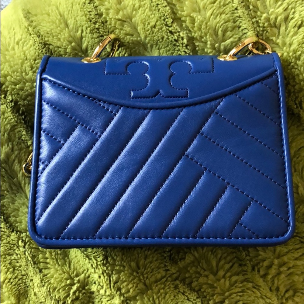 Classy Tory purse almost new